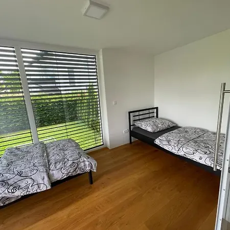 Schoene Gartenwohnung Mit Carport Und Terrasse! アパート グラーツ
