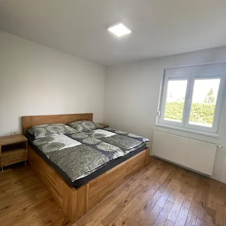 Apartamento Schoene Gartenwohnung Mit Carport Und Terrasse! Graz
