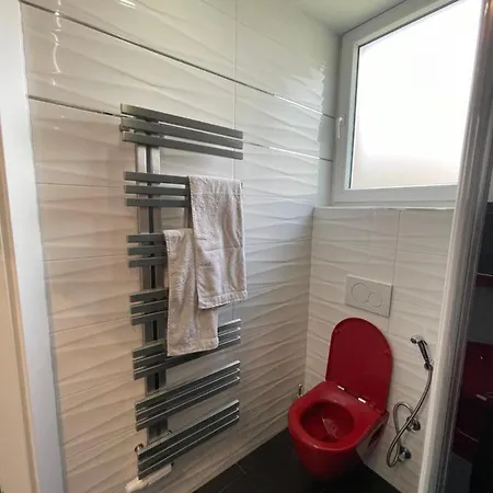 Schoene Gartenwohnung Mit Carport Und Terrasse! Apartamento Graz