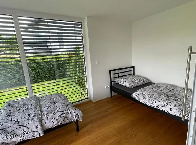 Schoene Gartenwohnung Mit Carport Und Terrasse! Apartman Graz