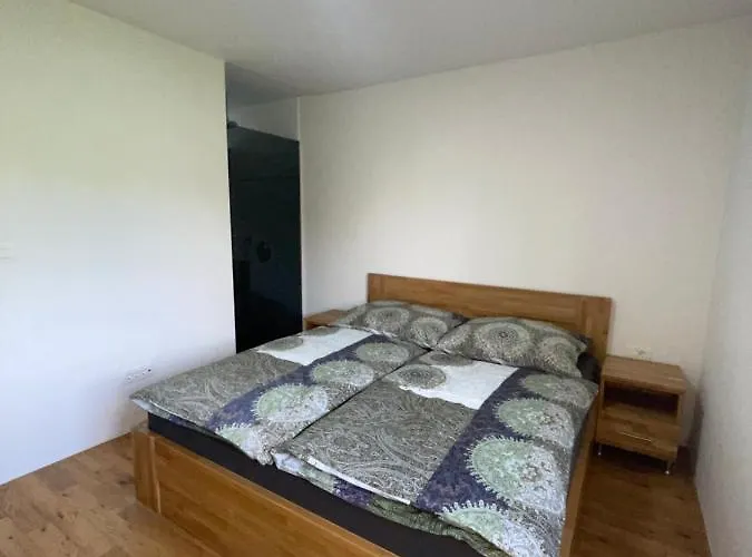 Апартаменти Schoene Gartenwohnung Mit Carport Und Terrasse! Грац