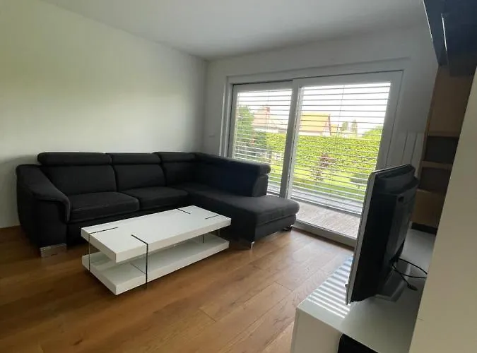 Апартаменти Schoene Gartenwohnung Mit Carport Und Terrasse! Грац