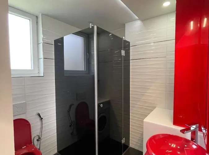 Schoene Gartenwohnung Mit Carport Und Terrasse! * Грац