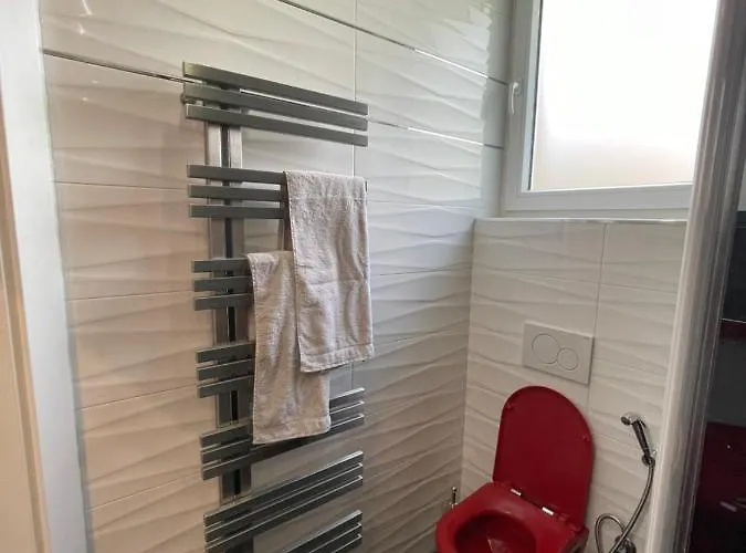 Schoene Gartenwohnung Mit Carport Und Terrasse! Apartman Graz